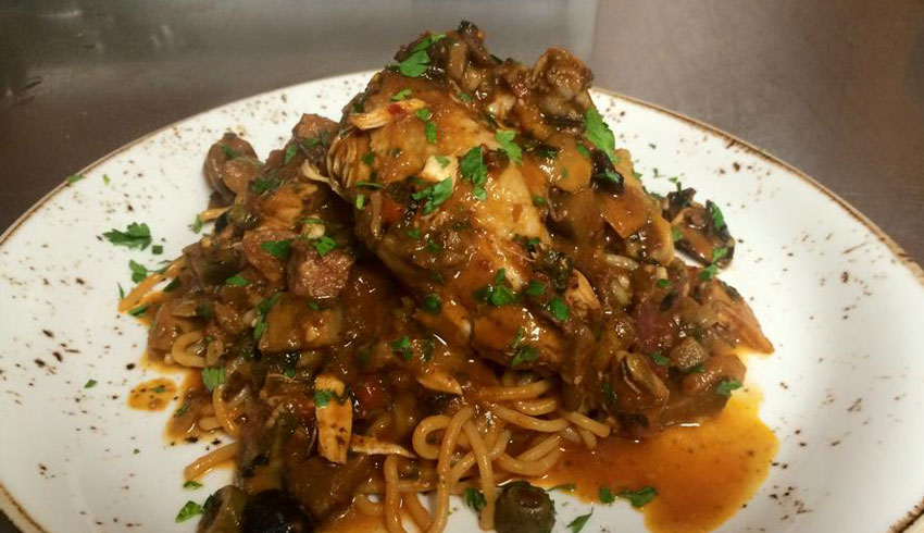 Di-Gusto-Restaurant-Sudbury-Ontario-Chicken-Caccitore-on-homemade-spaghetti